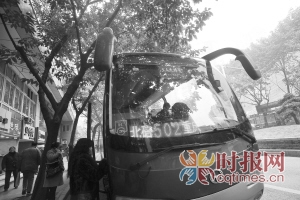 市民可以在乘車(chē)前做好少喝水、先上廁所的準(zhǔn)備，避免出現(xiàn)類(lèi)似的尷尬局面