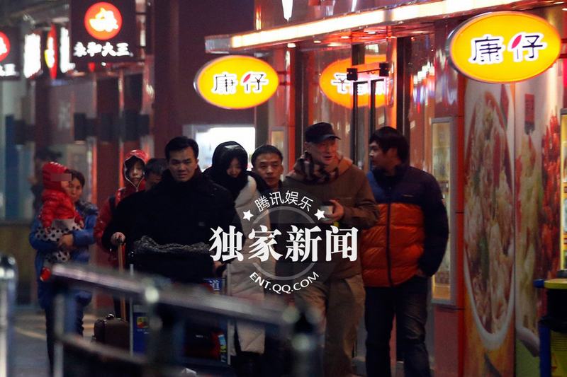 黃渤攜妻女度假歸來(lái)豪車(chē)返家 兩歲女兒正面照曝光