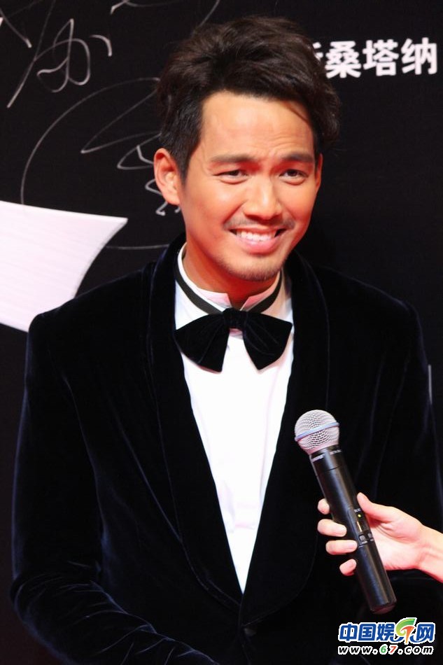 三代女神低胸?fù)岀R 姚晨挺大肚王力宏當(dāng)眾開黃腔