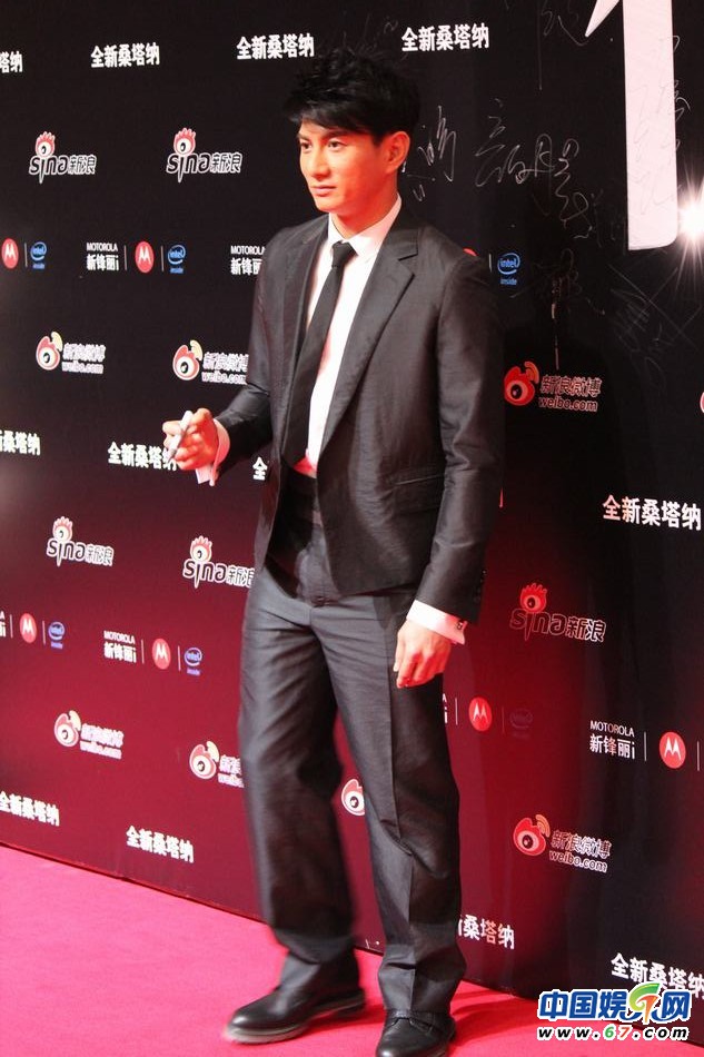 三代女神低胸搶鏡 姚晨挺大肚王力宏當眾開黃腔