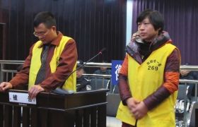 2012年12月10日，湖南衡陽(yáng)市中級(jí)人民法院，顧湘陵（左）和妻子吳利君接受庭審。圖/通訊員李建輝