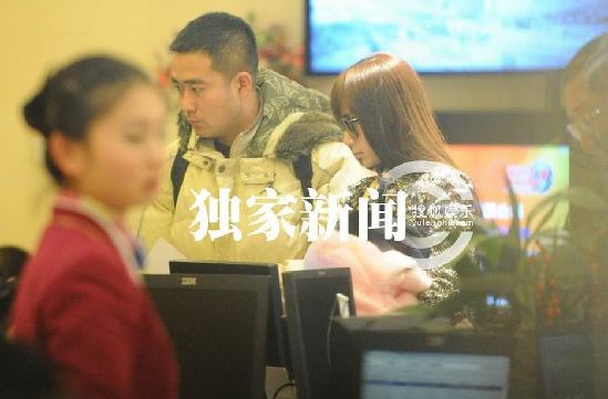 Angelababy離京帶雷鋒帽御寒 機場打哈欠顯不雅露疲態(tài)