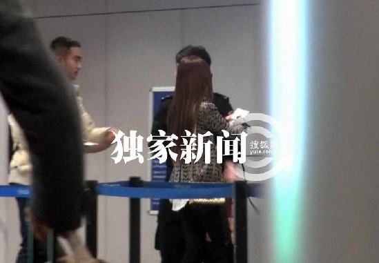 Angelababy離京帶雷鋒帽御寒 機場打哈欠顯不雅露疲態(tài)