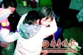 劉淑萍(右)與丈夫、女兒、兒子一家團聚。