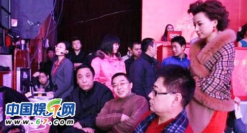 董卿周濤臺(tái)下緊張背詞 春晚主持人罕見后臺(tái)照曝光