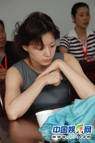董卿臺(tái)下緊張背詞罕見工作照 看其全版素顏照