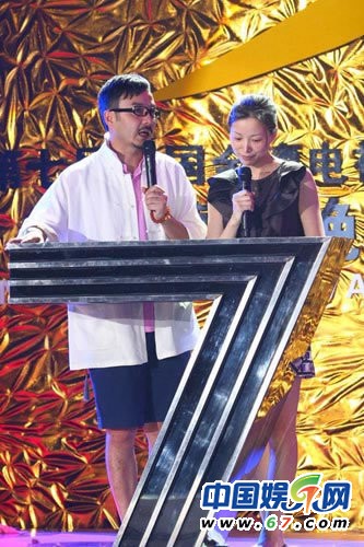 董卿臺(tái)下緊張背詞罕見工作照 看其全版素顏照