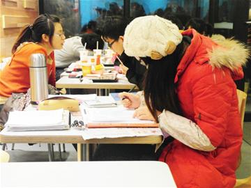 學校自習室一座難求 學生帶毛毯占領(lǐng)快餐店