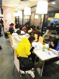 學校自習室一座難求 學生帶毛毯占領(lǐng)快餐店