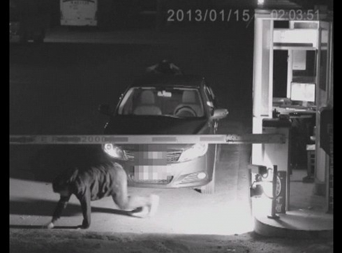 深夜無(wú)人駕駛車輛車頂驚現(xiàn)“女鬼”，嚇傻收費(fèi)員