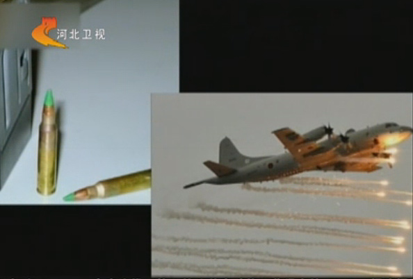 視頻截圖：日本航空自衛(wèi)隊飛機發(fā)射曳光彈。