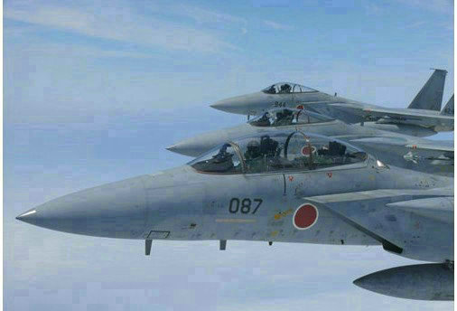 資料圖：日本出動攔截中國飛機的F-15戰(zhàn)斗機。