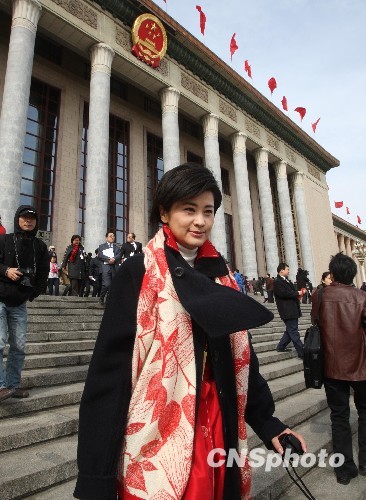 3月5日，吳小莉在北京人民大會(huì)堂前。當(dāng)日，第十一屆全國人大三次會(huì)議在北京開幕。