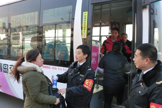 交運(yùn)公交啟動危險品稽查 白酒鞭炮打火機(jī)不許上車