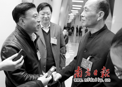 廣州市人社局局長（左）向廣州市政協(xié)委員韓志鵬（右）道歉。