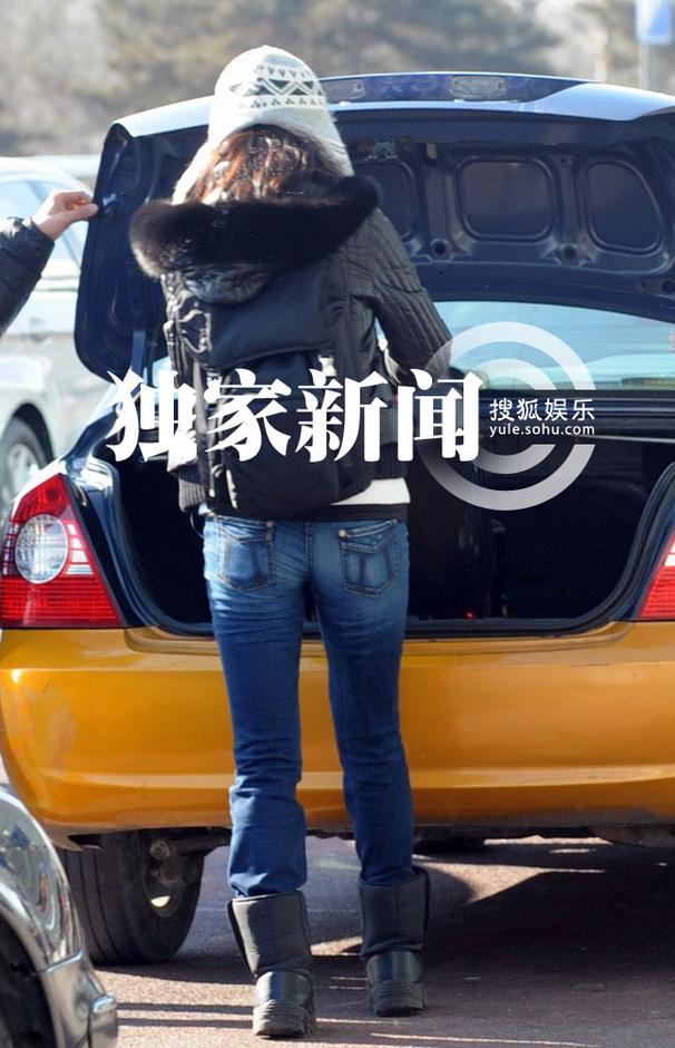 湯唯獨(dú)自回京無(wú)人接機(jī) 微笑回應(yīng)偷拍記者毫無(wú)星架