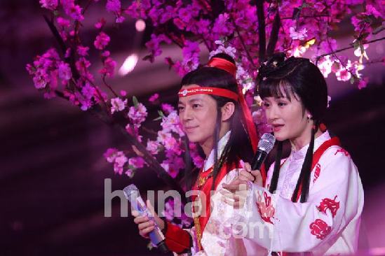 謝娜何炅玩搖滾版《紅樓夢(mèng)》 坡姐帶黑超一秒變搖滾林黛玉
