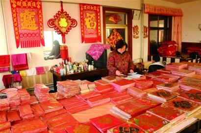 即墨肖家泊子村春節(jié)前賣掉上千噸福貼和春聯(lián) 產(chǎn)品銷往全國(guó)各地 島城福貼多數(shù)來自這個(gè)村