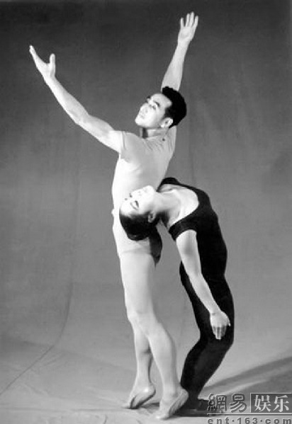 1956年臺灣首位人體模特艷照曝光 林絲緞全裸展豐腴身姿