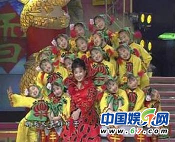 宋祖英確認加盟蛇年春晚 連登24屆春晚造型大回顧(組圖)
