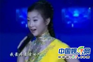 宋祖英確認(rèn)加盟蛇年春晚 連登24屆春晚造型大回顧(組圖)