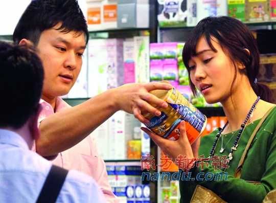 顧客在香港超市選購(gòu)奶粉。
