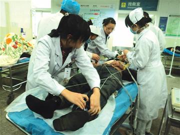 汽車(chē)摔下熱河路立交橋