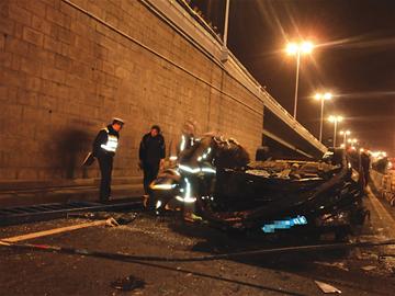 汽車(chē)摔下熱河路立交橋