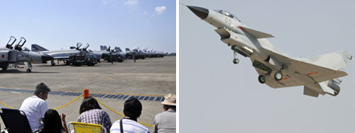 左圖：2009年9月13日，參加日本航空自衛(wèi)隊(duì)航空節(jié)的F—4EJ（近）和F—15J（遠(yuǎn)）戰(zhàn)機(jī)。右圖：中國空軍殲—10戰(zhàn)斗機(jī)
