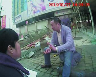 不好！他左手拿火機(jī) 右手抱煤氣罐