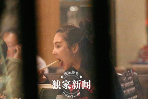 張雨綺暴怒拍車(chē)身踹車(chē)門(mén)
