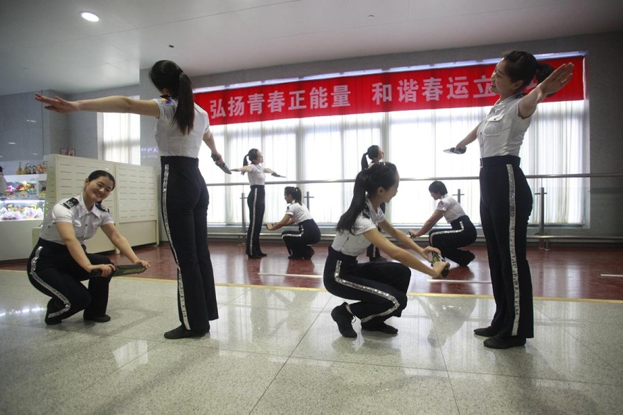 濟鐵招募美女志愿者應(yīng)對春運人海