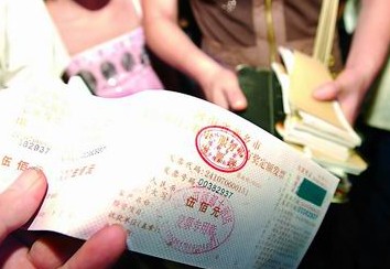 白領(lǐng)票奴年底急求發(fā)票 街頭販子被曝月賺幾萬(wàn)