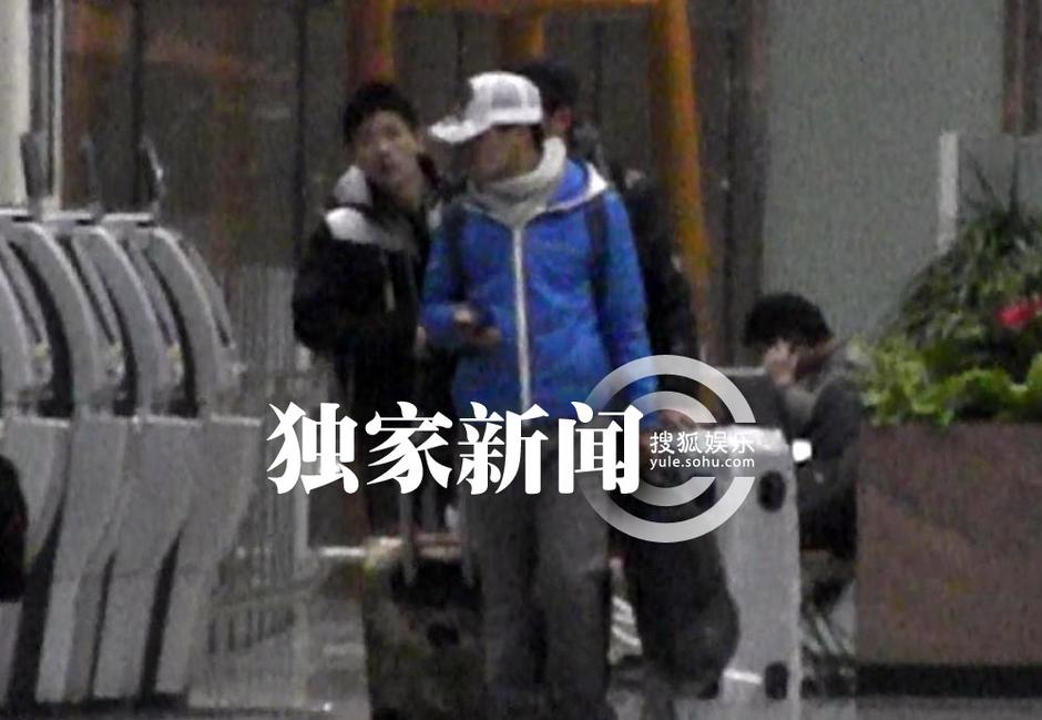 王寶強低調回京 愛妻開豪車接機共返愛巢