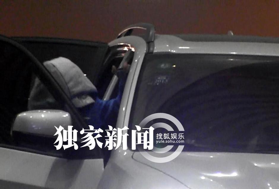 王寶強(qiáng)低調(diào)回京 愛妻開豪車接機(jī)共返愛巢