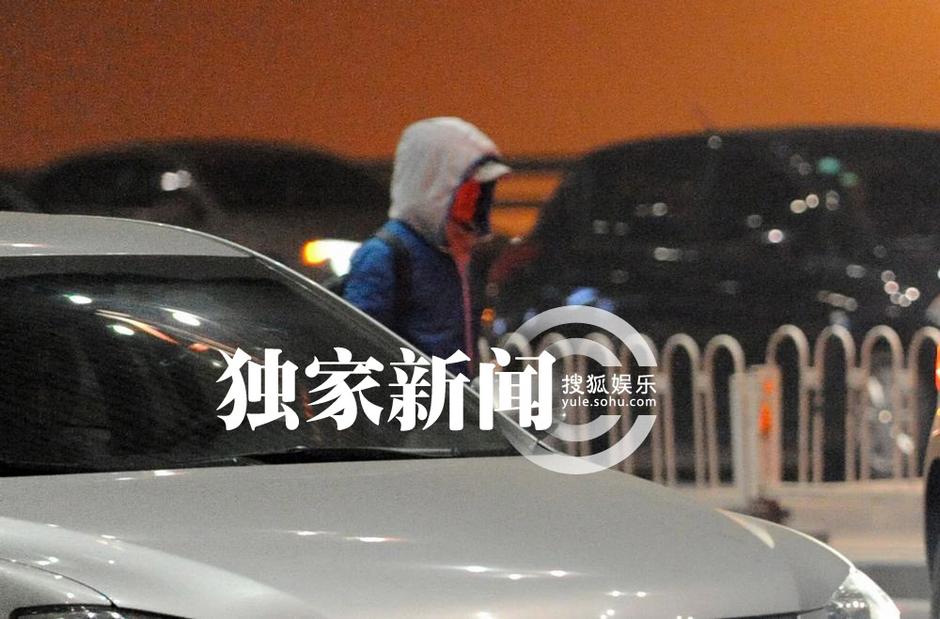 王寶強(qiáng)低調(diào)回京 愛(ài)妻開(kāi)豪車(chē)接機(jī)共返愛(ài)巢