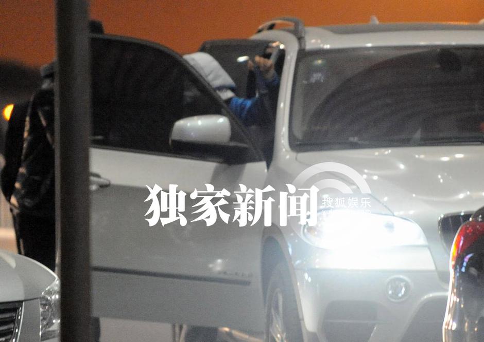 王寶強(qiáng)低調(diào)回京 愛(ài)妻開(kāi)豪車(chē)接機(jī)共返愛(ài)巢