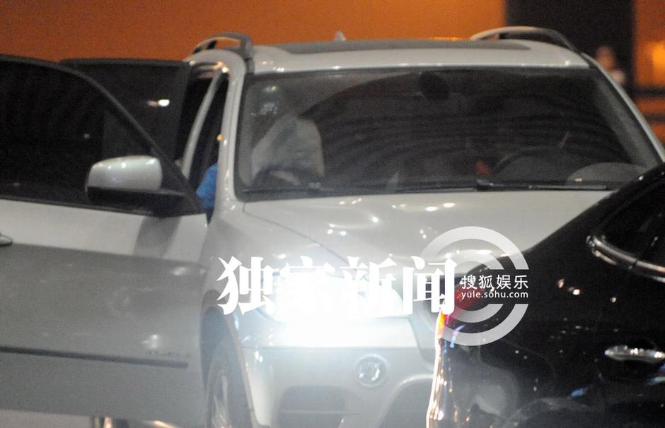 王寶強(qiáng)低調(diào)回京 愛妻開豪車接機(jī)共返愛巢