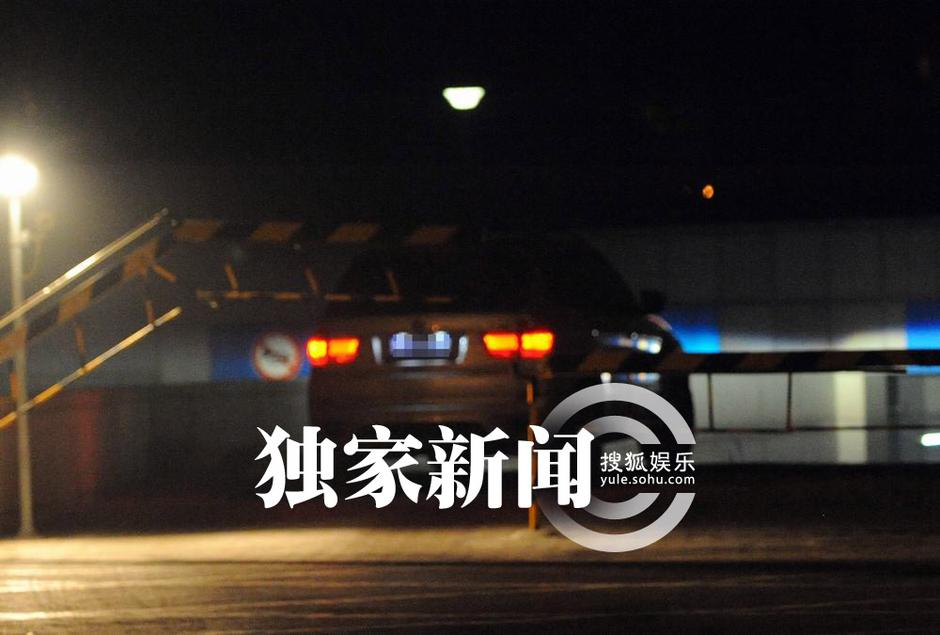 王寶強低調回京 愛妻開豪車接機共返愛巢