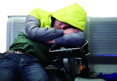 候車室拍下乘客各式睡姿 體驗(yàn)他們別樣回家路