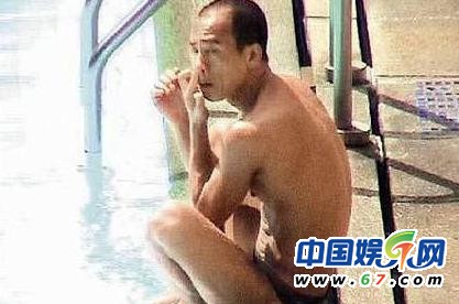 朱茵當眾摳腳范冰冰挖鼻孔 盤點中外明星不雅抓拍(組圖)