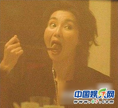 朱茵當(dāng)眾摳腳范冰冰挖鼻孔 盤點(diǎn)中外明星不雅抓拍(組圖)