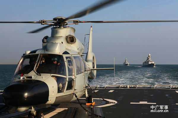 資料圖：艦載直升機(jī)進(jìn)行起降訓(xùn)練。