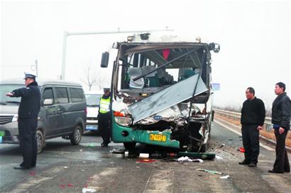 霧打霧撞，客車追尾26人傷