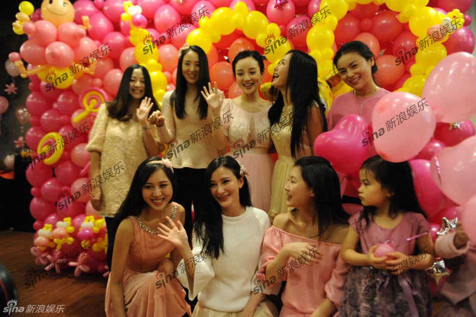李小璐賈乃亮愛(ài)女百日宴 排場(chǎng)如童話(huà)世界霍思燕素顏現(xiàn)身
