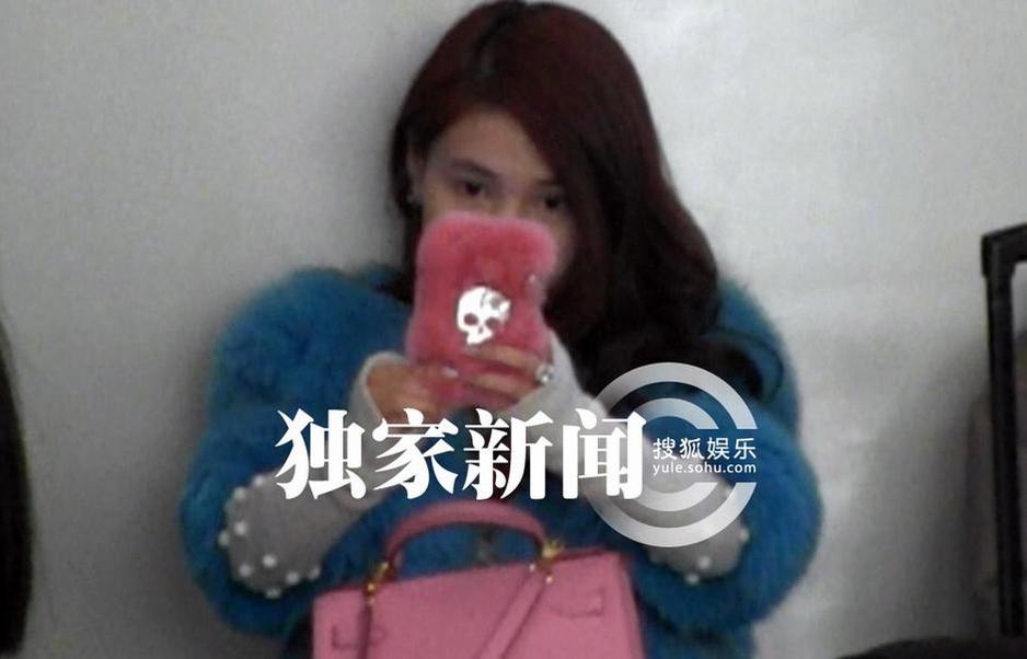 郭美美素顏機(jī)場瘋狂自拍 網(wǎng)友：鷹鉤鼻子三角眼