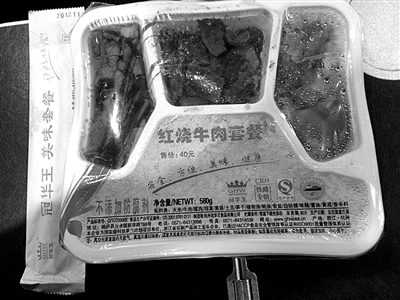 1月30日，D335列車上銷售的40元套餐。制造商稱成本20元左右。新京報記者 王瑞峰 攝