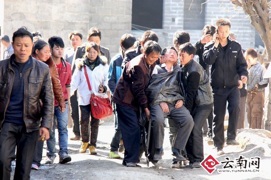66歲的村民許紹忠妻子今天才安葬，家園也在今天被毀，悲傷中昏迷多次。