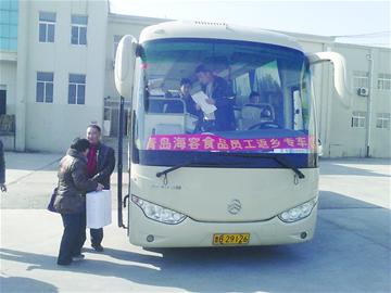 民工專(zhuān)車(chē)載著幸福歡樂(lè)回家 警車(chē)開(kāi)道護(hù)送
