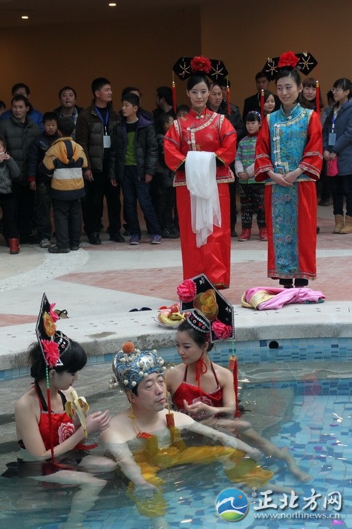 帝王頭湯十萬拍得引圍觀 嬪妃宮女陪入?。ńM圖）